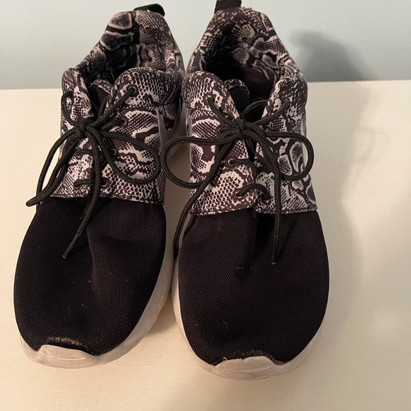 Nike Roshe Sneakers - Picture 2 of 3